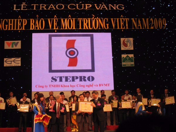 Nhận cúp vàng bảo vệ môi trường Nhận cúp vàng bảo vệ môi trường